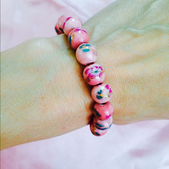 Pretty pink flower painted stretch bead bracelet.