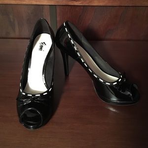 Shiny black heels with white lace