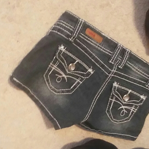 Adorable dark denim bongo shorts - Picture 2 of 2