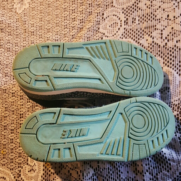 Sneakers - Picture 2 of 3