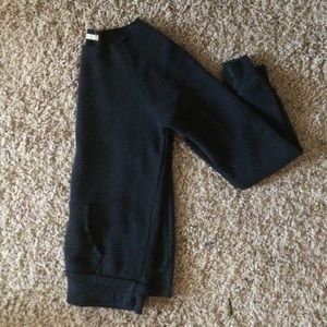 💥 Black off-the-shoulder Crew Neck