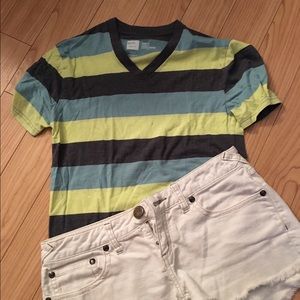 SOLD! Multicolored vneck tshirt. Xs