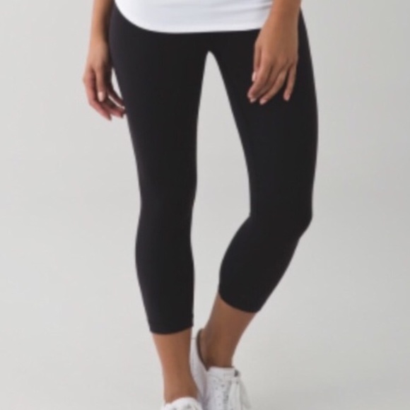 Black Lululemon Wunder Under Crops