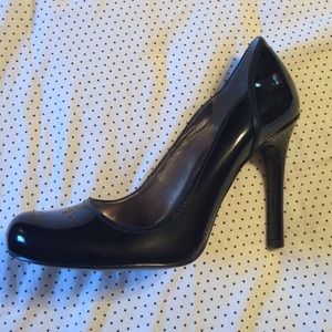 GUESS brand round toed black pump. Size. 7.5