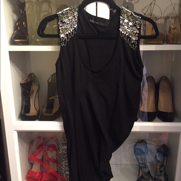Blk tank with shoulder detail