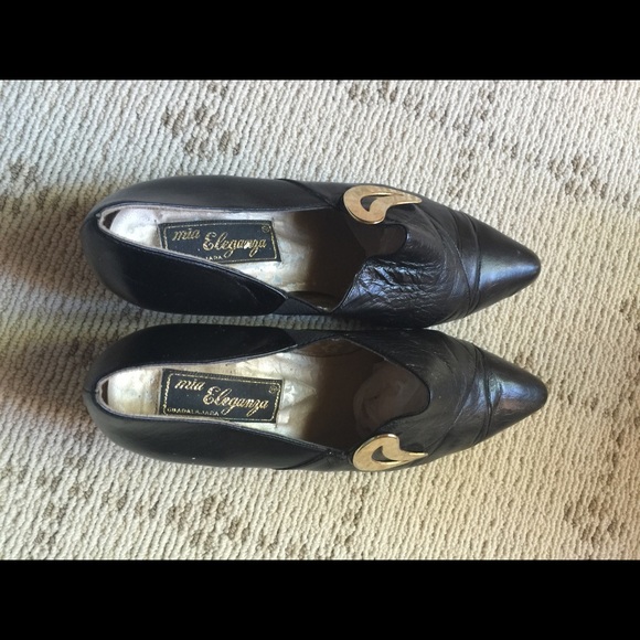 Vintage black shoes with GOLD metal accent!