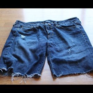DARK WASH DISTRESSED BERMUDA SHORT
