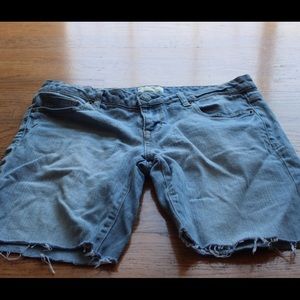 LIGHT WASH BERMUDA SHORTS