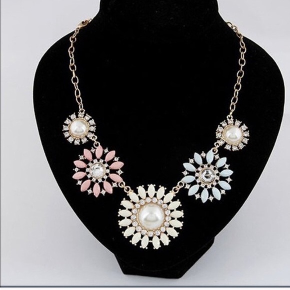 NWT Beautiful Necklace - Picture 2 of 4