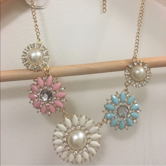 NWT Beautiful Necklace - Picture 3 of 4