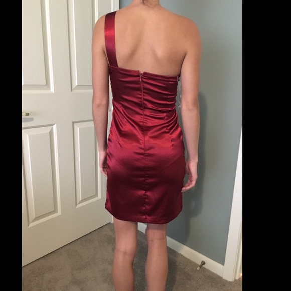 Stunning Red Dress - Picture 3 of 4