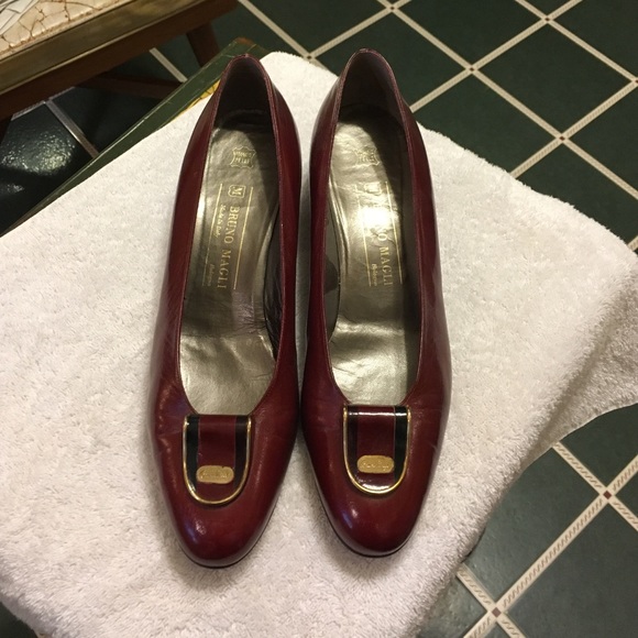 Red/black pumps