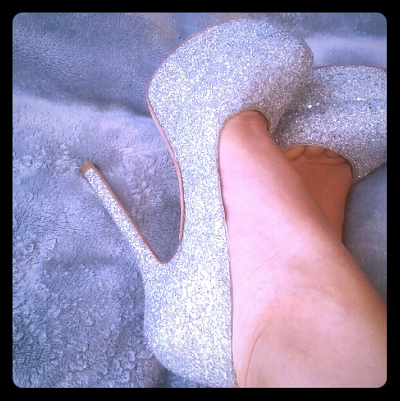 6" Stunner platform heels.. must have!! Like new!