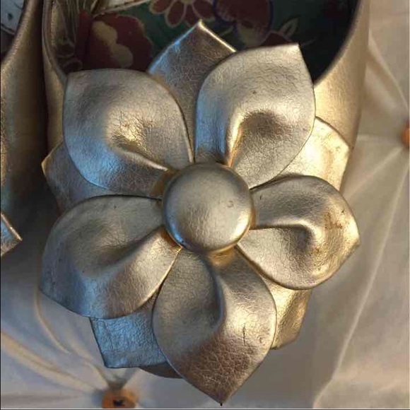 Gold flats - Picture 2 of 4