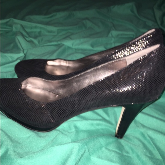 Anne Klein Black Heels - Picture 2 of 3