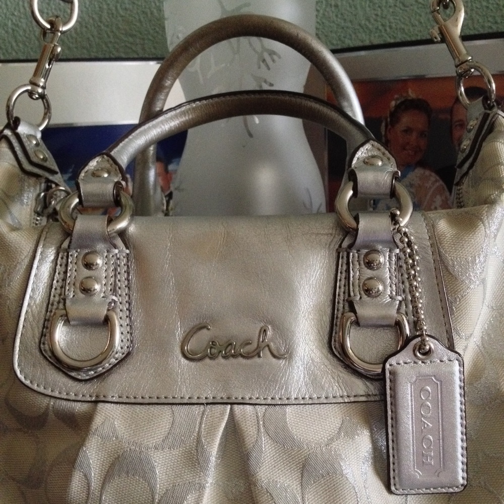 👜💯% Authentic Coach Silver Champagne Dreams - Picture 3 of 9