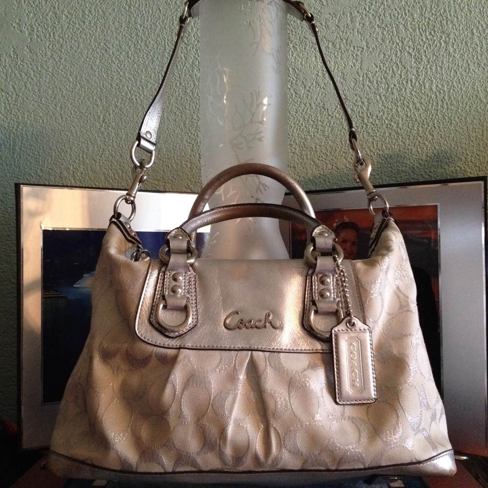 👜💯% Authentic Coach Silver Champagne Dreams - Picture 2 of 9