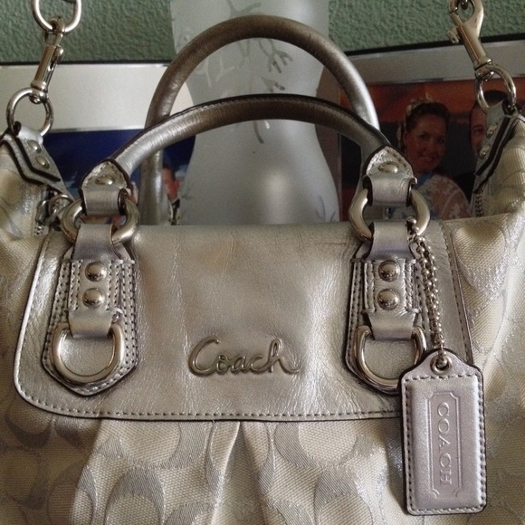 👜💯% Authentic Coach Silver Champagne Dreams - Picture 2 of 8