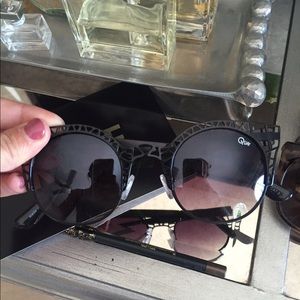 BRAND NEW Quay Fleur sunnies