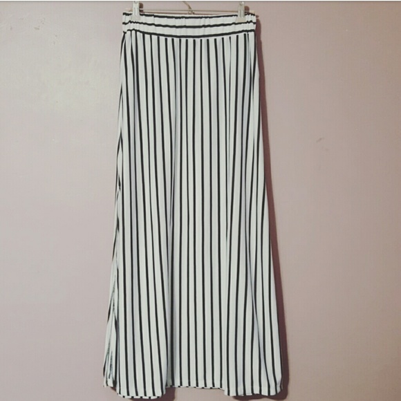 Charlotterusse Maxi skirt