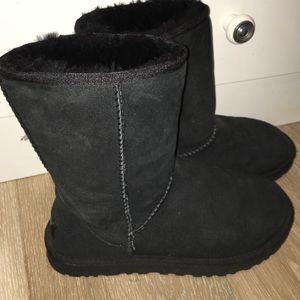 Short classic black UGGs