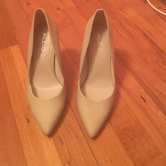 Beige snake skin pumps