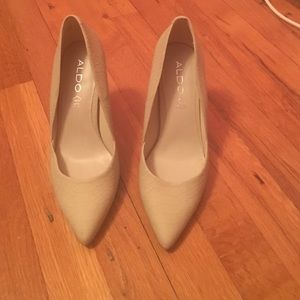 Beige snake skin pumps