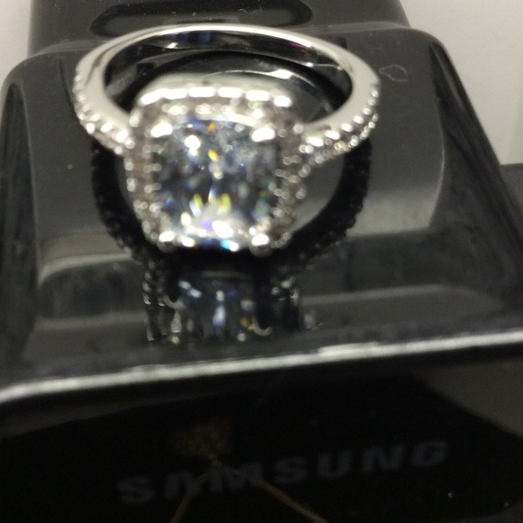 GORGEOUS HALO RING. TRIPLE A QUALITY CZ. - Picture 2 of 4
