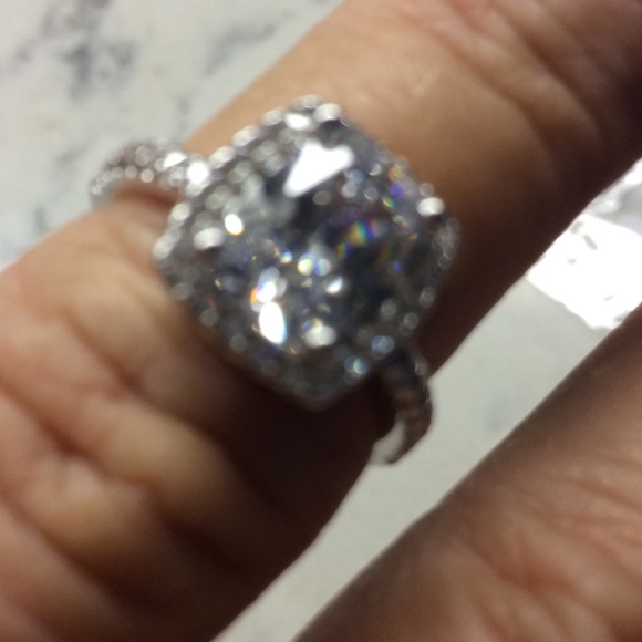 GORGEOUS HALO RING. TRIPLE A QUALITY CZ. - Picture 3 of 4