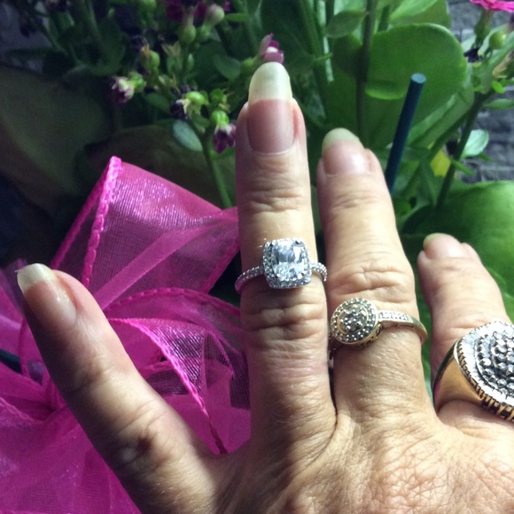 GORGEOUS HALO RING. TRIPLE A QUALITY CZ. - Picture 4 of 4