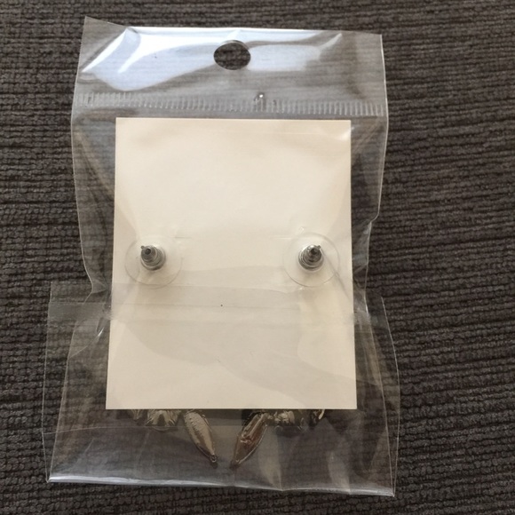 NWT T+J Earrings - Picture 3 of 3