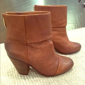 Vince Camuto 5 1/2 booties great condition