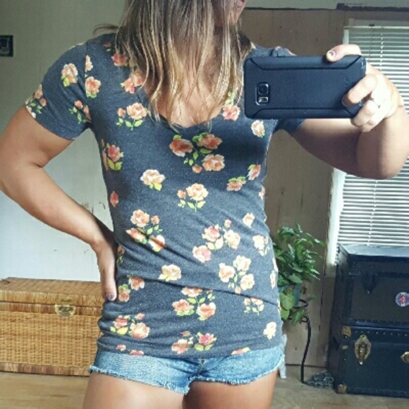 Everyday Posies Vneck - Picture 2 of 4