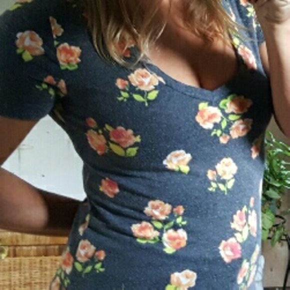 Everyday Posies Vneck - Picture 3 of 4