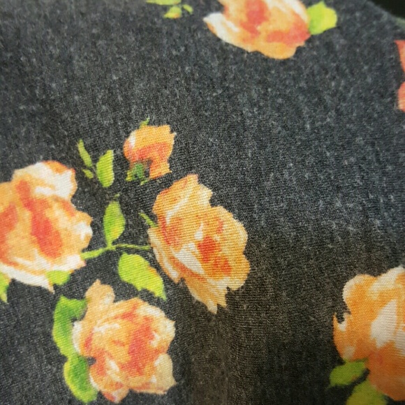 Everyday Posies Vneck - Picture 4 of 4