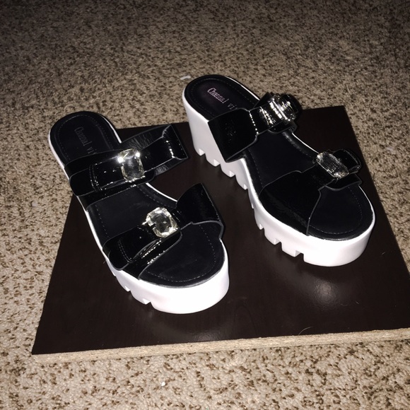 Women pretty shoes. - Picture 2 of 3