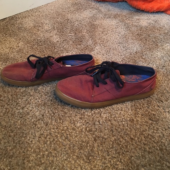 I'm selling my volcom size 9 men's shoe!
