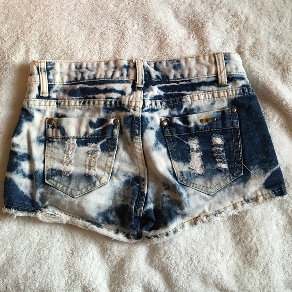 Distressed short - Picture 2 of 2