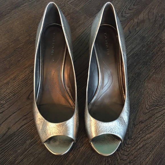 Tahari peep toe white gold wooden wedge lds sz 8