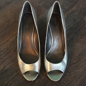 Tahari peep toe white gold wooden wedge lds sz 8