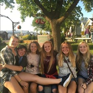 Meet your Posher, Larissa