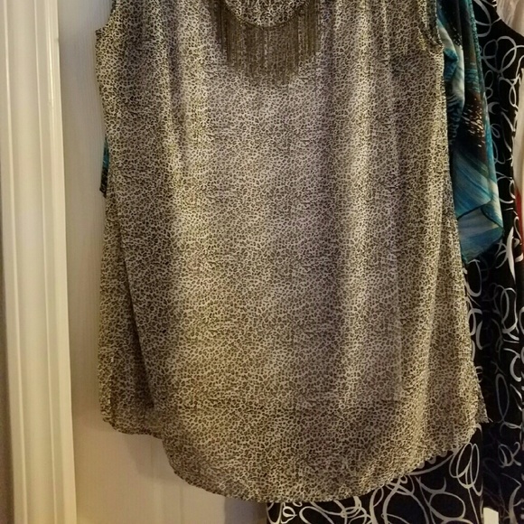 Necklace Accented Sleeveless Blouse ! Cute&Comfy! - Picture 2 of 4