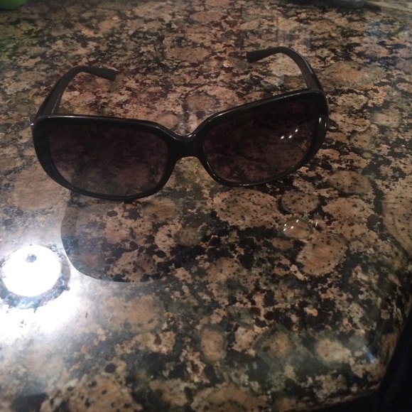 Dolce and Gabbana sunglasses - Picture 3 of 5