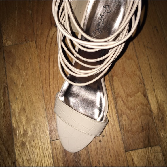 Heels - Picture 4 of 4