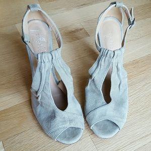 Super sexy open toe suede heels w/ ankle closure.
