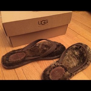 UGG fluffie sandals in chocolate