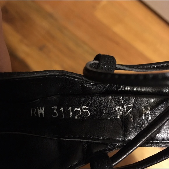 Stuart Weitzman - Picture 3 of 4