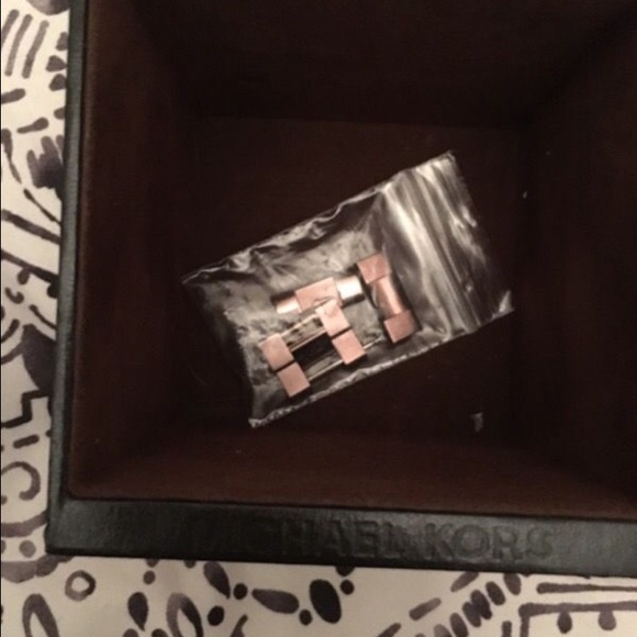 Michael Kors Rose Gold Watch - Picture 2 of 4