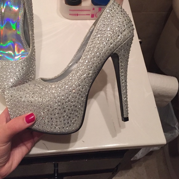 Silver high heels - Picture 3 of 3