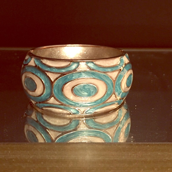 Blue and pearl clam bangle